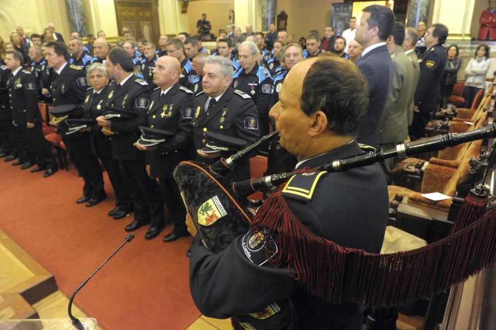 26 agentes reciben la medalla de permanencia por sus 30 años de servicio, funcionarios del cuerpo jubilados durante el 2016 fueron condecorados y otros 6, medalla a la trayectoria profesional ejemplar