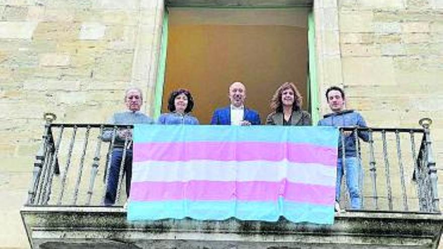 L’ajuntament amb la bandera el dia de la visibilitat trans | ARXIU/AJM