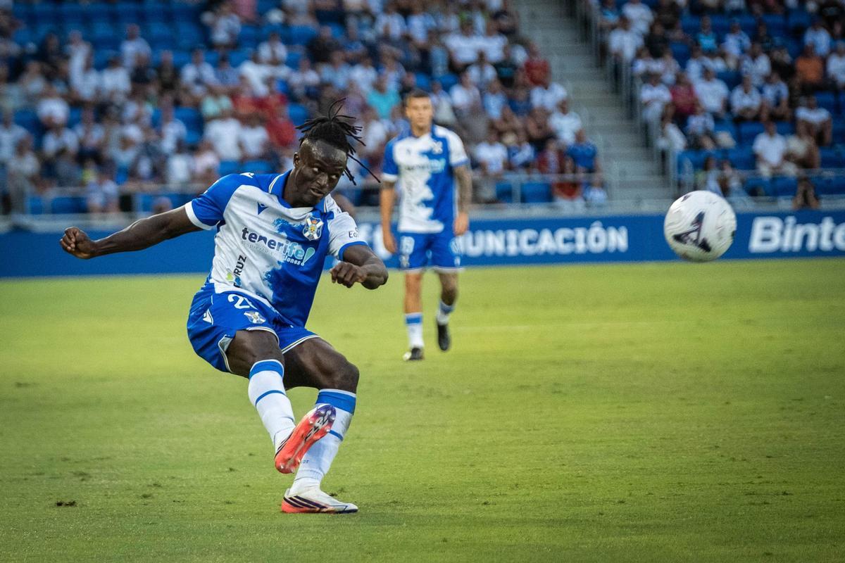 Baba Diocou golpea la pelota.