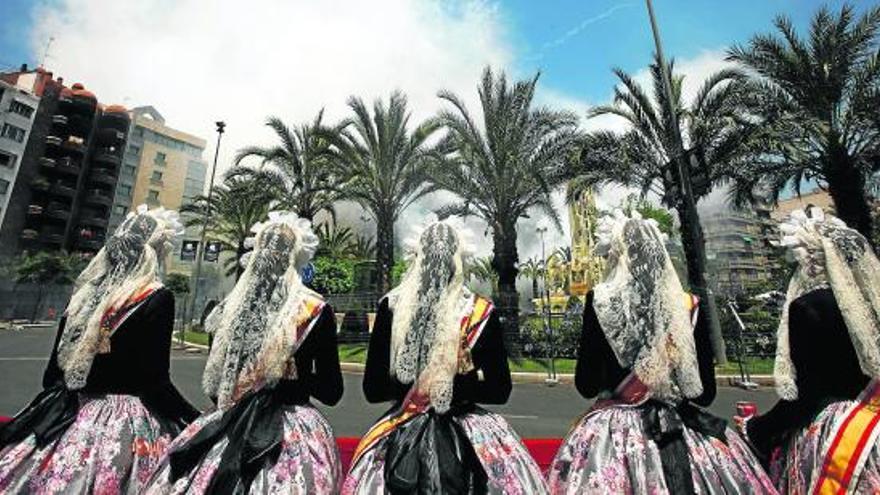 Las representantes de las fiestas del fuego, durante una mascletà de Luceros.