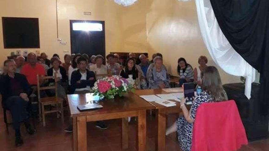 Actividad dedicada a la mujer en Cenlle. // FdV