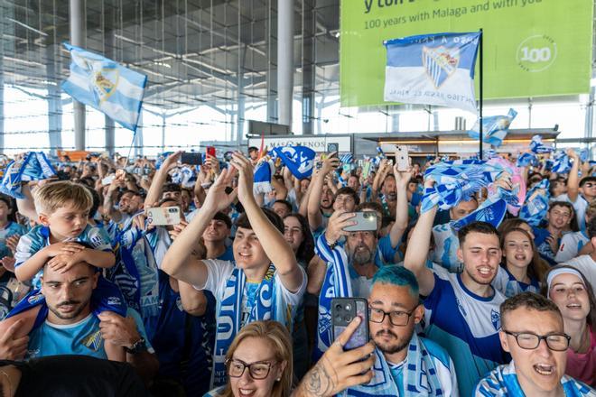 La afición del Málaga CF despidió al equipo en el aeropuerto antes del play off ante Las Palmas