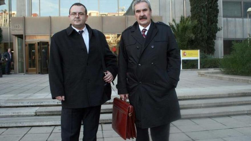 Isaac Pola -izquierda- y Graciano Torre, a la entrada del Ministerio de Industria.