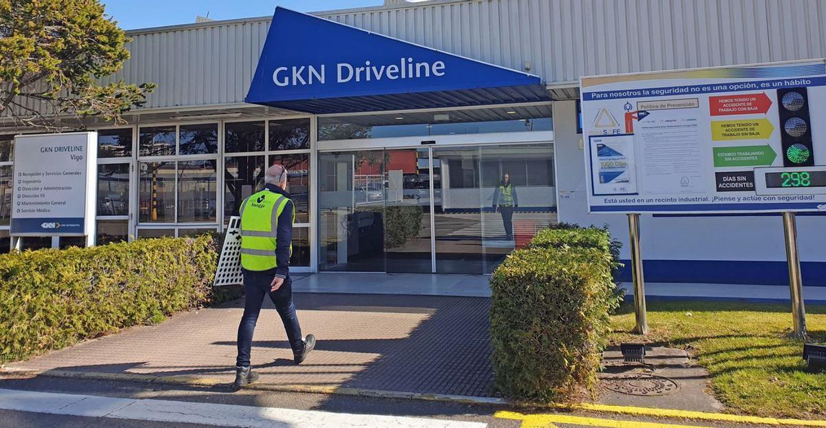 Entrada principal a la planta de GKN Driveline Vigo en el polígono de Balaídos. |   // MARTA G. BREA