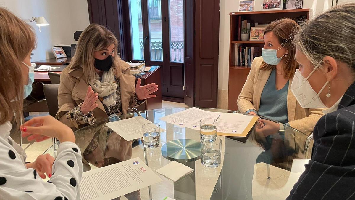 Marisol Burón Flores (izquierda) durante la reunión esta mañana con María José Catalá en las Corts