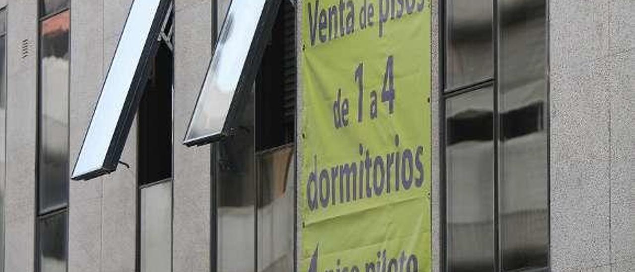 Edificio con cartel de venta de viviendas. // Iñaki Osorio