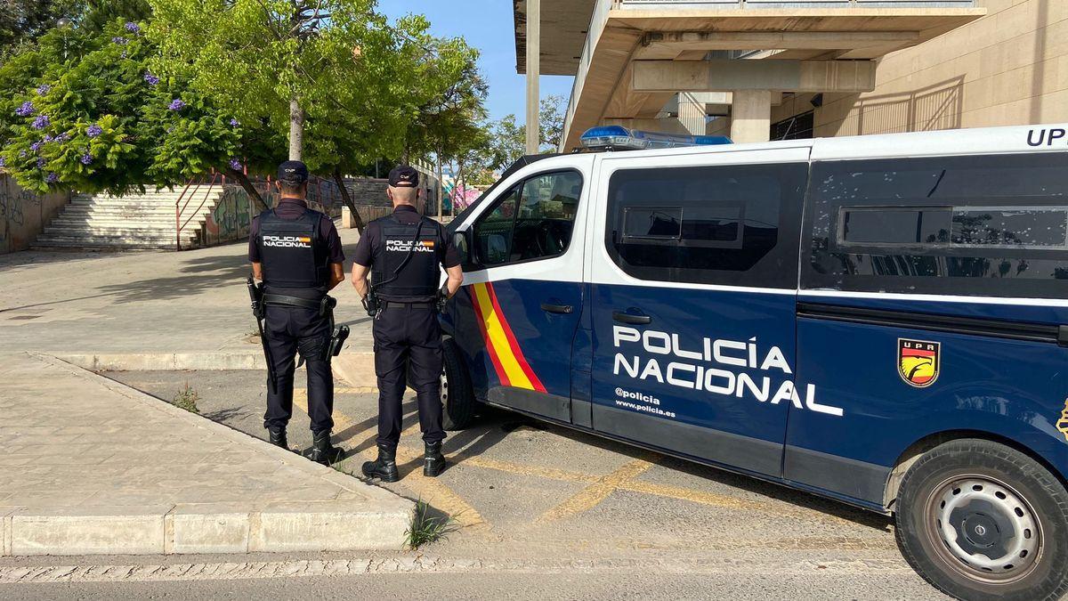 Agentes de la Policía Nacional, en el lugar de la agresión, en Alicante.