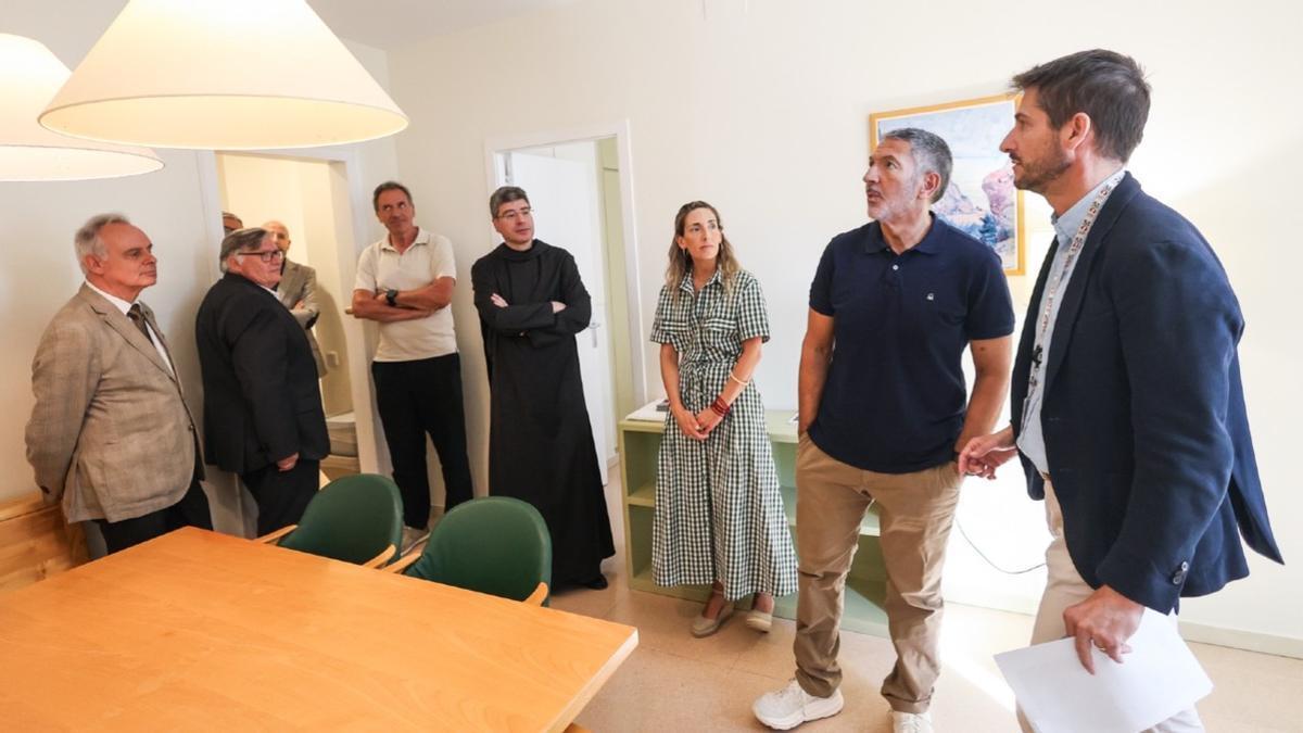El conseller d’Empresa i Treball, Miquel Sàmper (segon per la dreta), aquest matí als apartaments Cel·les Abat Marcet