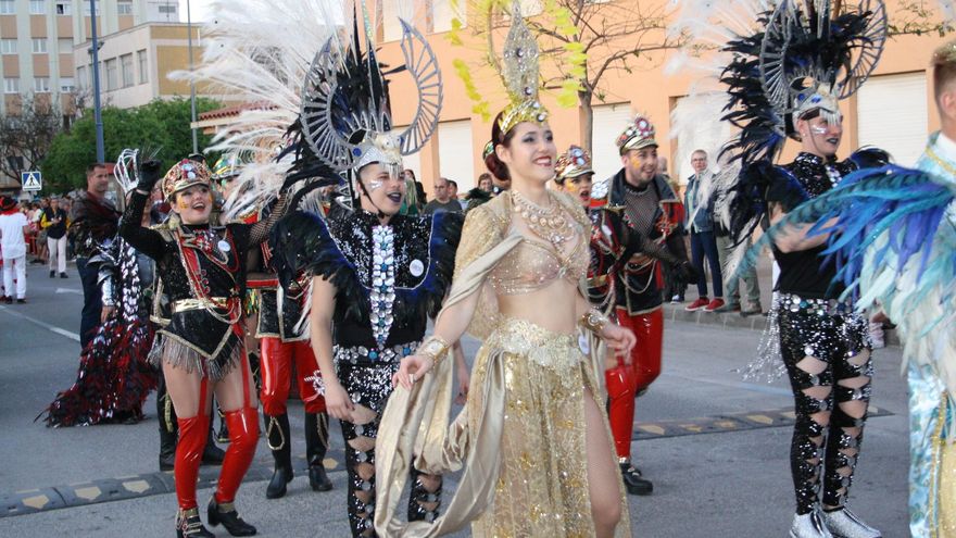 Vinaròs reúne a 4.000 comparseros en el primer gran desfile de su Carnaval