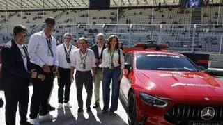 Así ha sido la llegada de Ayuso y Almeida al box de Carlos Sainz en Madring