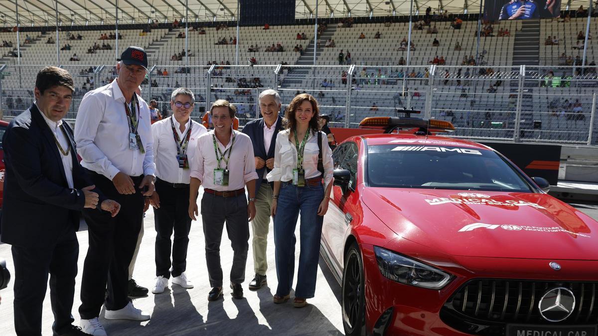 AYUSO ALMEIDA SAINZ | Así ha sido la llegada de Ayuso y Almeida al box de Carlos Sainz en Madring