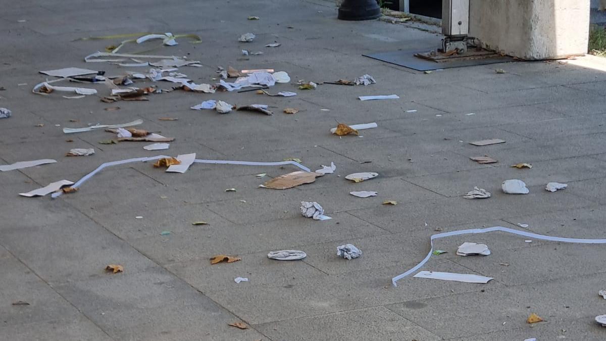 Aspecto con el que quedan las calles que ocupa el mercadillo de Cangas
