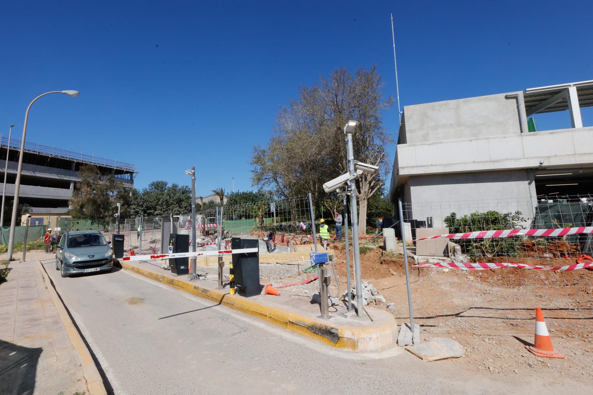 Obras en el aparcamiento del aeropuerto de Ibiza