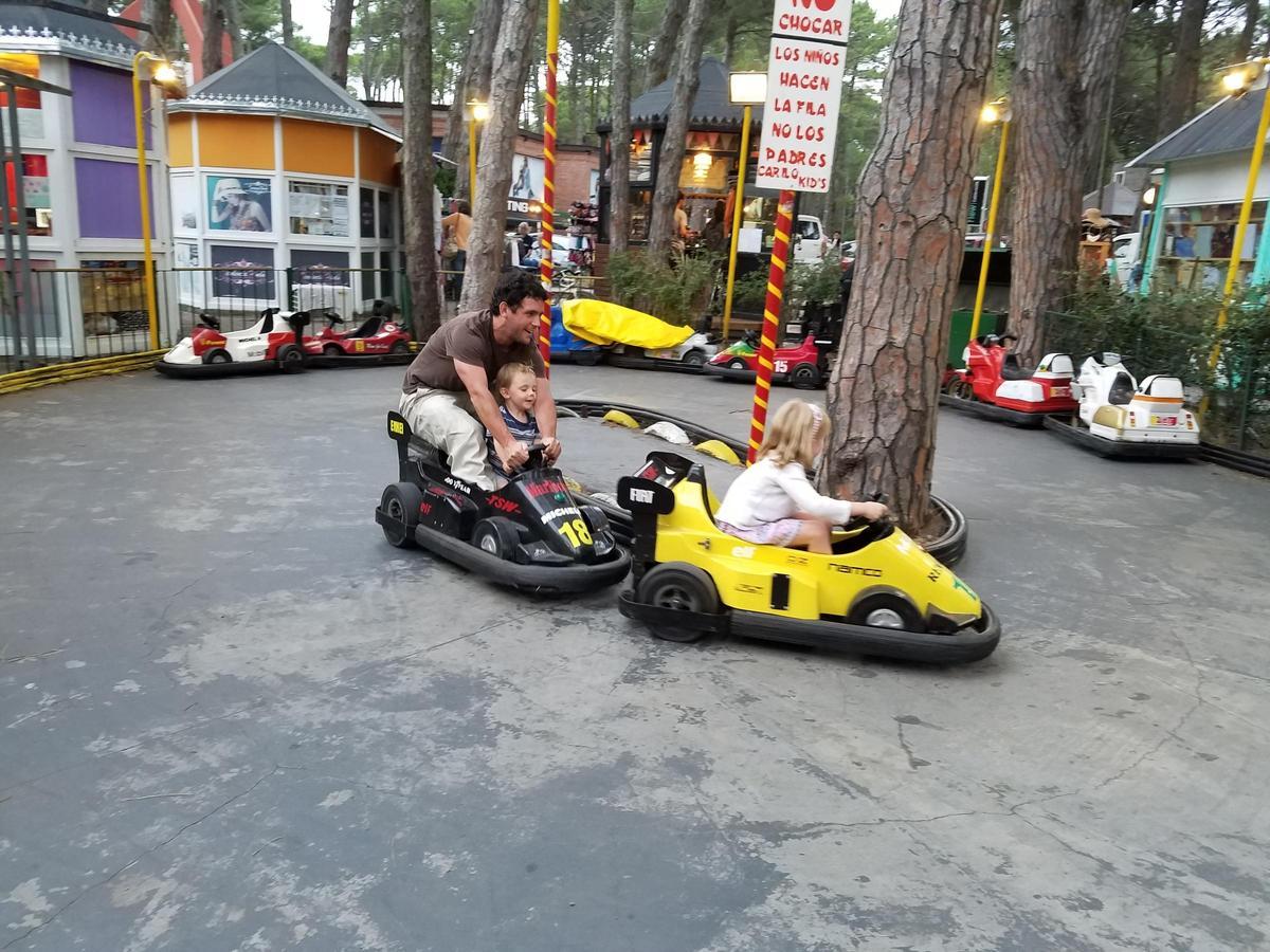 Niños con su padre en los karting