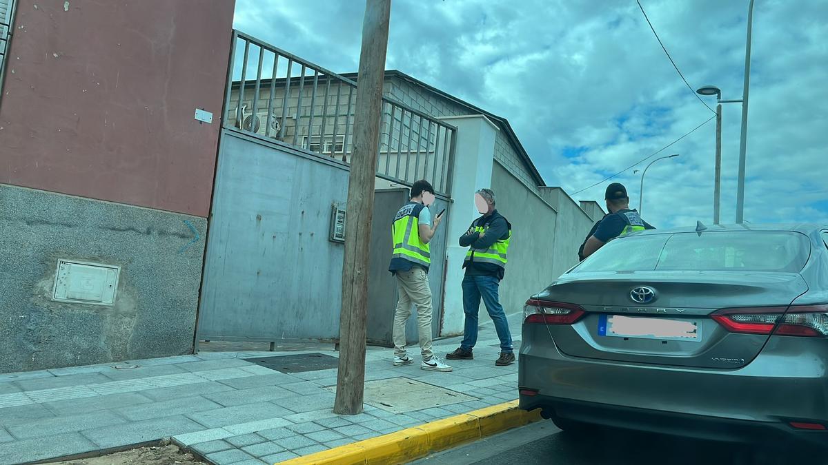 Operación policial en Melilla contra la trama de voto por correo, foto cedida por Popular TV Melilla