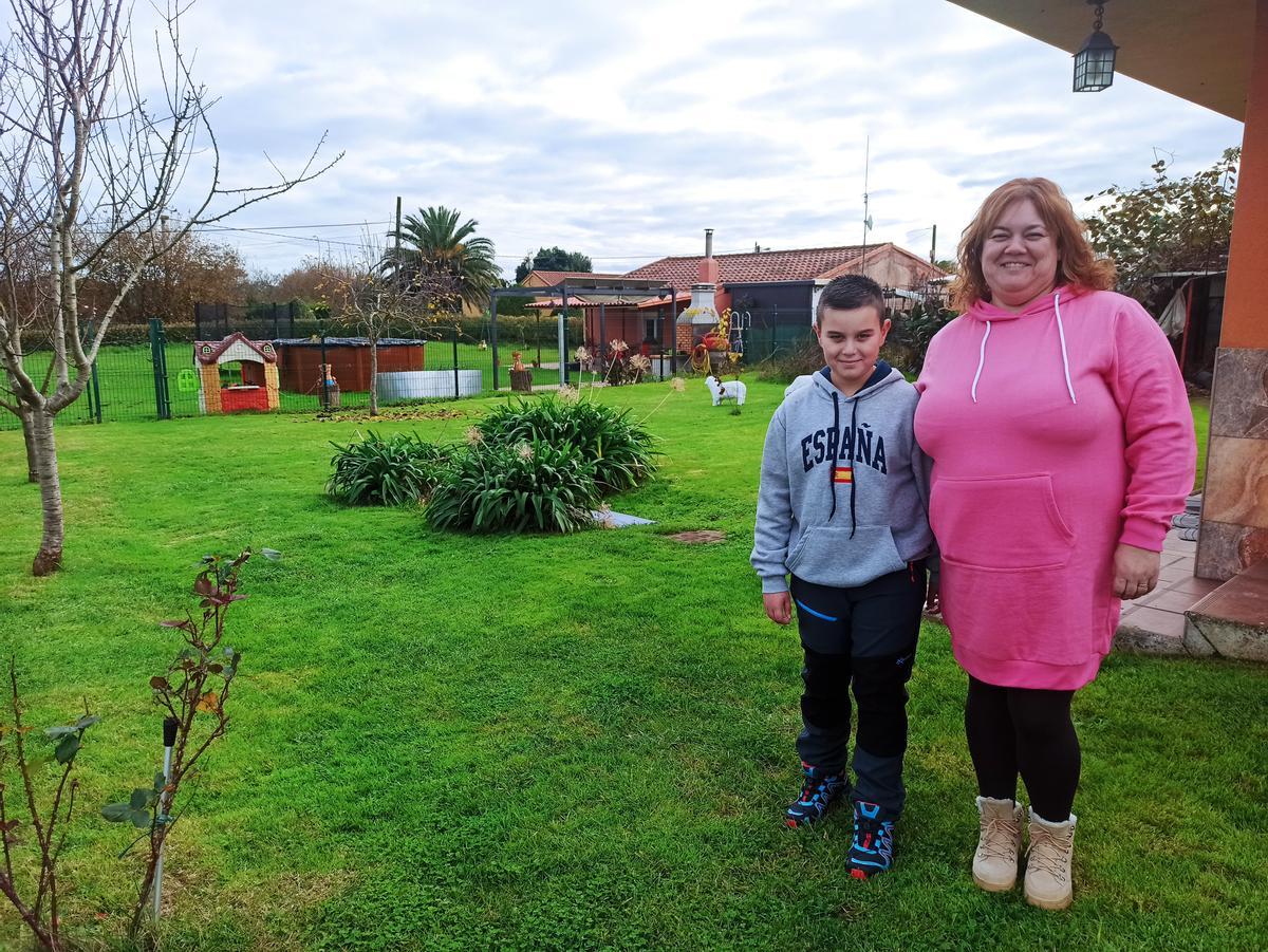 Diego Sánchez y su madre, Lorena Castro, en el jardín de su casa en Pruvia.