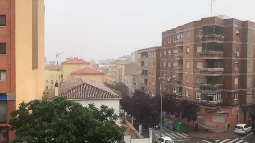 Una fuerte tromba de agua sorprende a Cáceres
