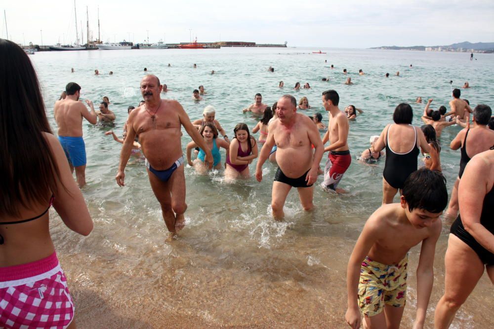 El primer bany de l''any a Palamós