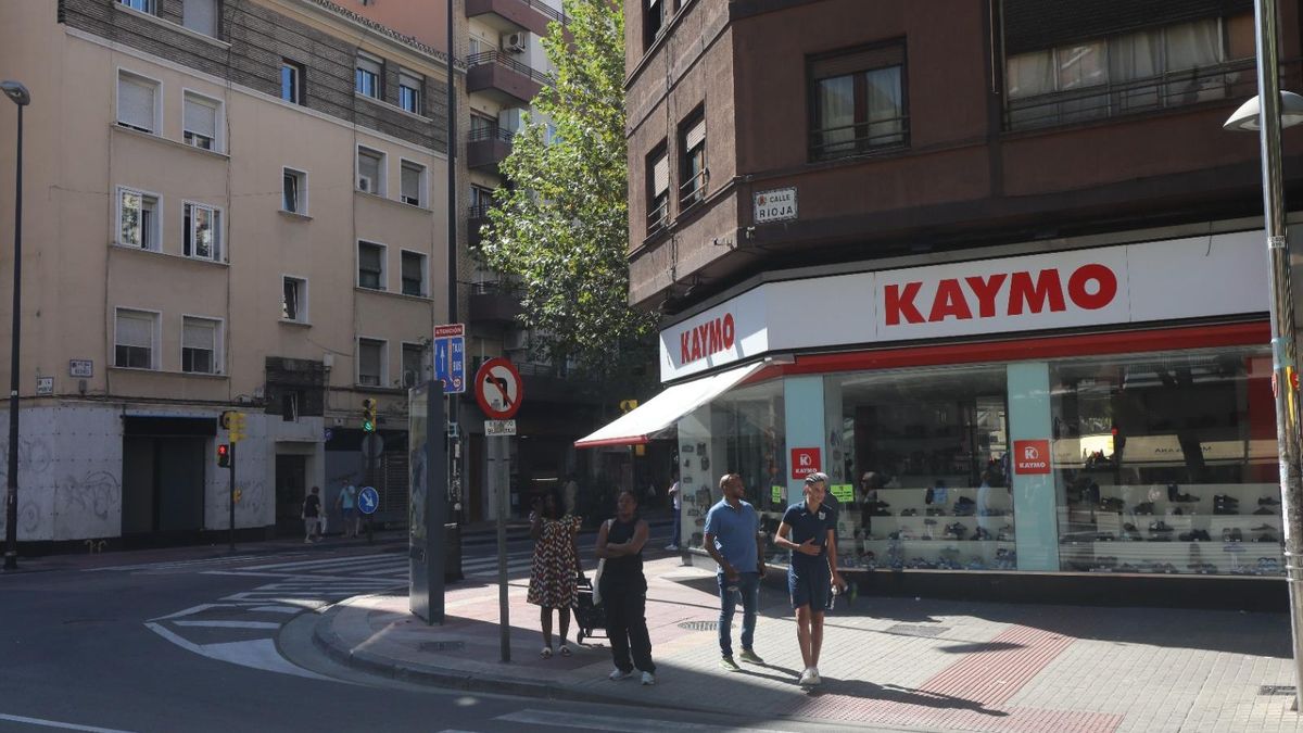 Los ladrones accedieron a la joyería tras realizar un butrón en el almacén de esta zapatería ubicada en la avenida Madrid de Zaragoza.