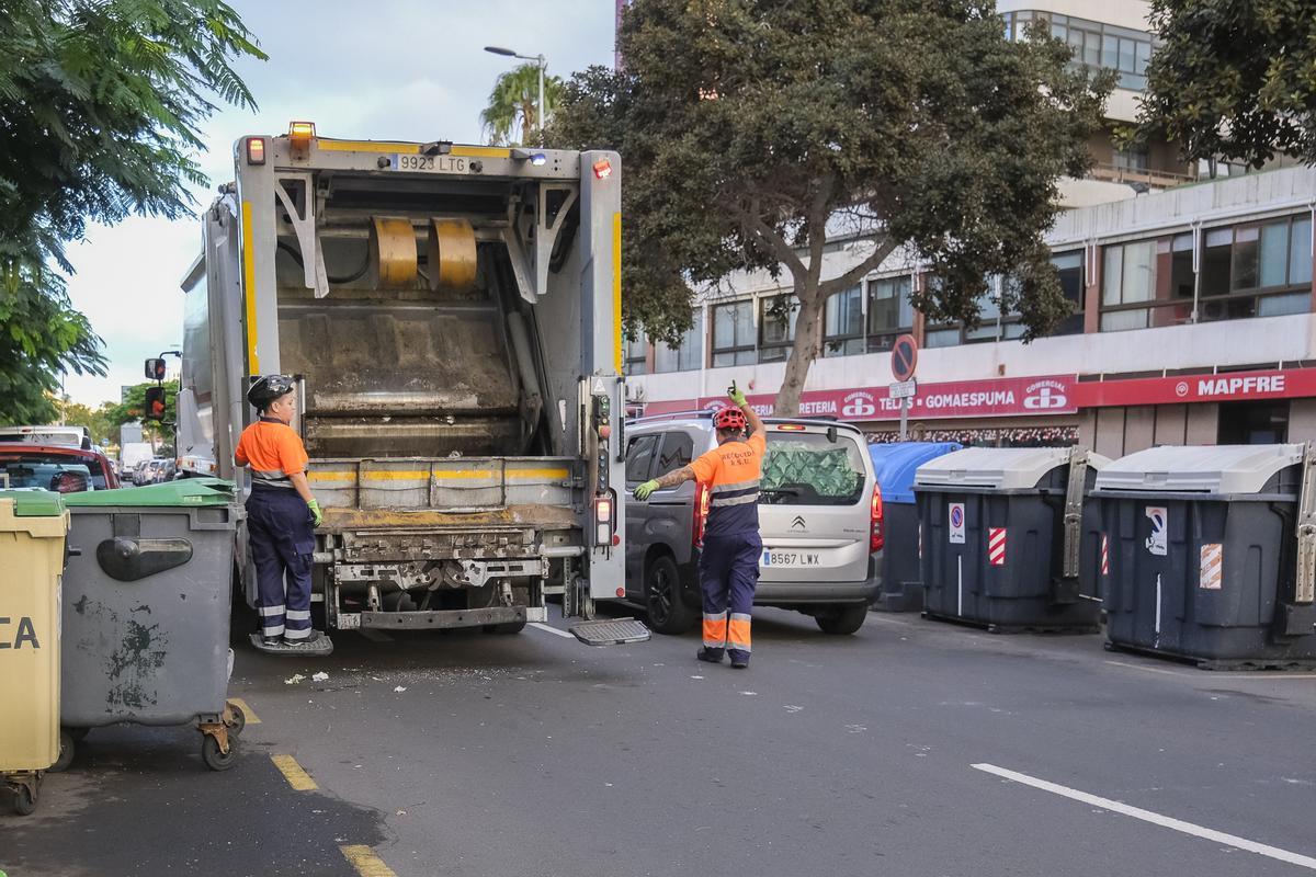 Servicio de recogida de basura en la capital grancanaria.
