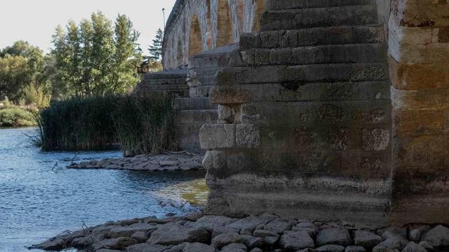 Sillería del Puente de Piedra.