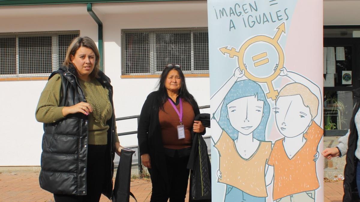 Promotoras del taller de igualdad a las puertas del colegio Monte Gándara de El Puente