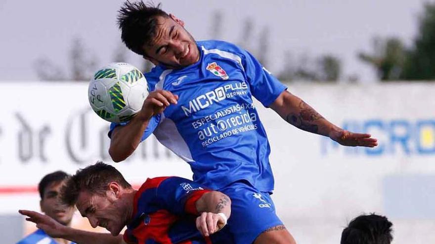 Juba intenta despejar el balón ante el segoviano Arribas.