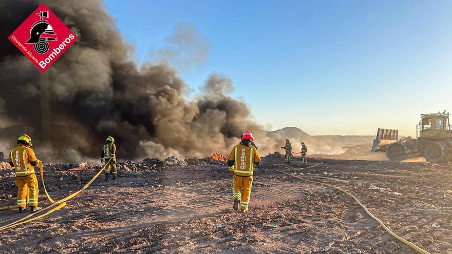 Incendio en el exterior de la planta de reciclaje de Villena