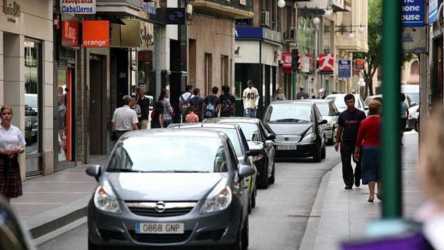 Momento de gran congestión de tráfico en la calle Corredora de la zona del centro de Elche