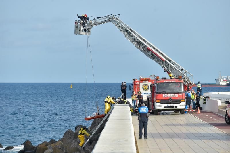 07-08-2019 LAS PALMAS DE GRAN CANARIA. Encontrado un cadáver en la escollera de la Avenida Marítima  | 07/08/2019 | Fotógrafo: Andrés Cruz