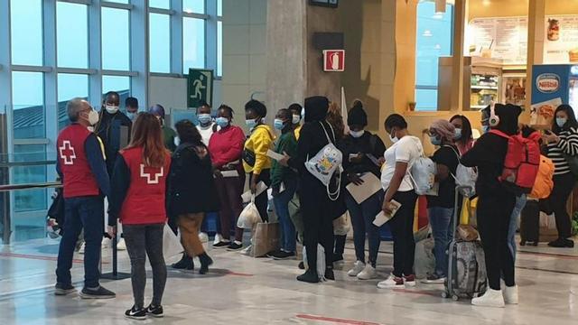 Traslado de un grupo de mujeres migrantes a la Península. | | E.D.
