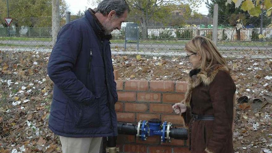 Juan Dúo y Mayte Martín Pozo inspeccionan el enganche.