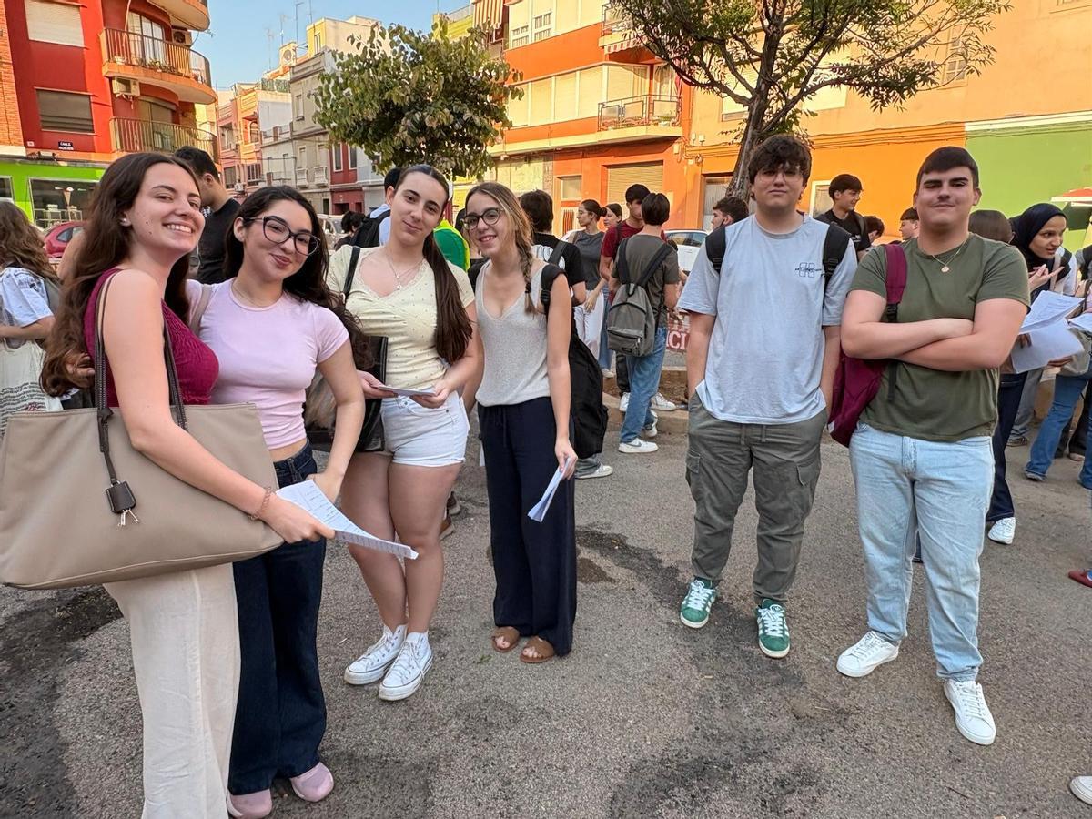 Alumnos del IES Josep Maria Parra a las puertas de la sede de las pruebas de acceso a la universidad.