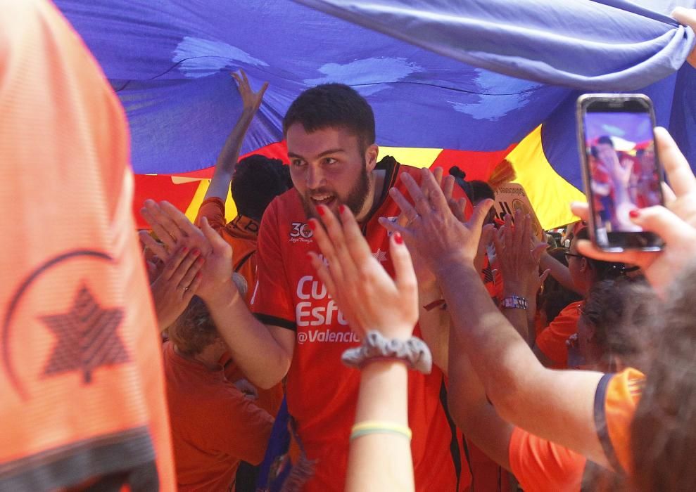 Recibimiento Valencia Basket-Baskonia tercer partido semifinales ACB