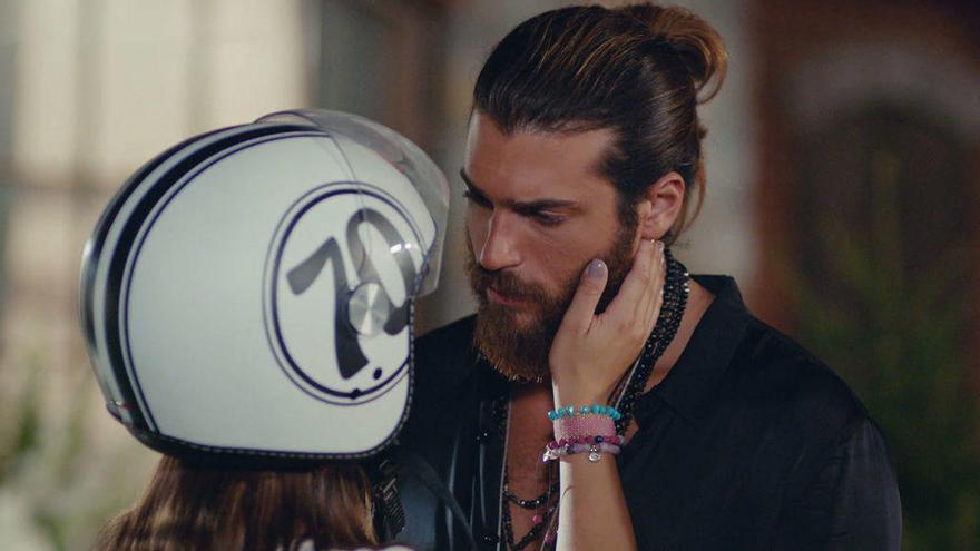 Can Yaman, protagonista de Erkenci Kus, tiene nueva pareja