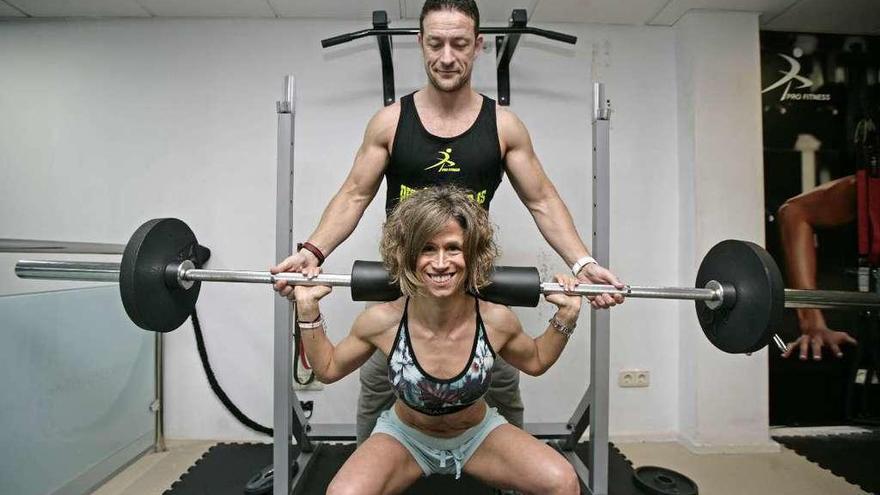 Dori Carbia y Miguel Pereira, ayer, en el centro Pro-Fitness de A Estrada. // Bernabé/Cris M.V.