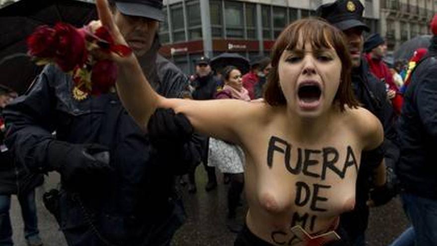 Detenidas cinco activistas de Femen tras irrumpir en una marcha antiabortista