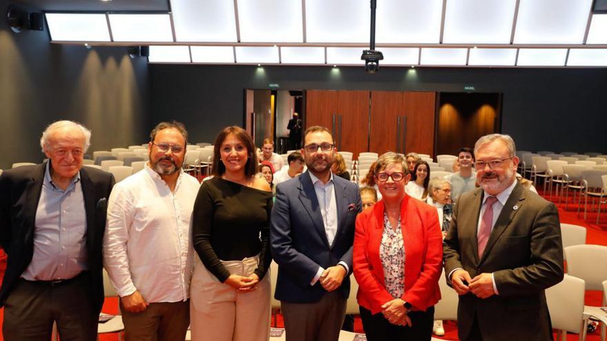 Por la izquierda, Luis Rodríguez-Ovejero, Marco Antonio García de Paz, Elena Rosso, David Álvarez, Adela Sánchez y Alfredo García Quintana, ayer, en el Club. | Fernando Rodríguez