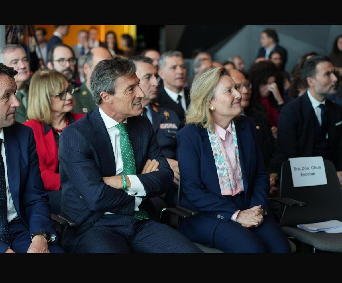 Ángel Escribano, presidente de Indra; Federico Linares, presidente de EY España y Amparo Valcarce, secretaria de Estado de Defensa.