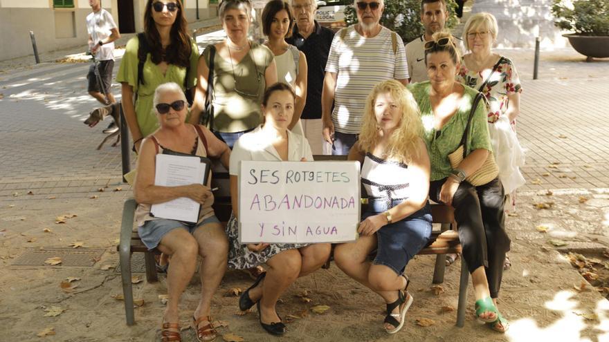 Vecinos de Ses Rotgetes, en Esporles, protestan delante del Ayuntamiento contra los cortes de agua