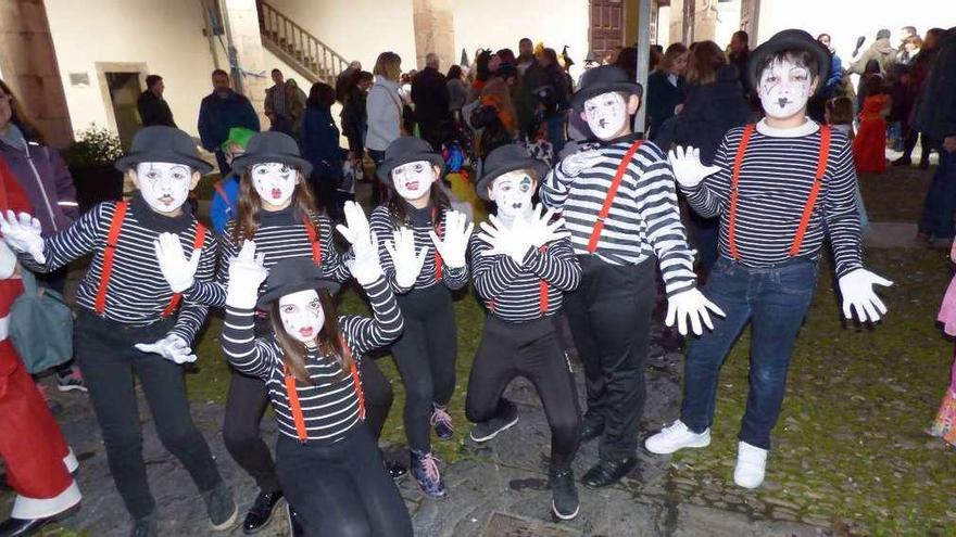 Pablo Rodríguez, Inés Gómez, Alejandra Menéndez (delante), Carolina Lozano, Diego Cuervo, Manuel Marcos y Andrés González, como mimos en Cangas.