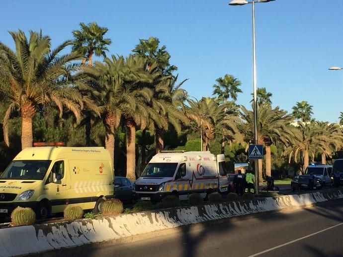 Dos heridos al atropellar una moto a un peatón en Maspalomas