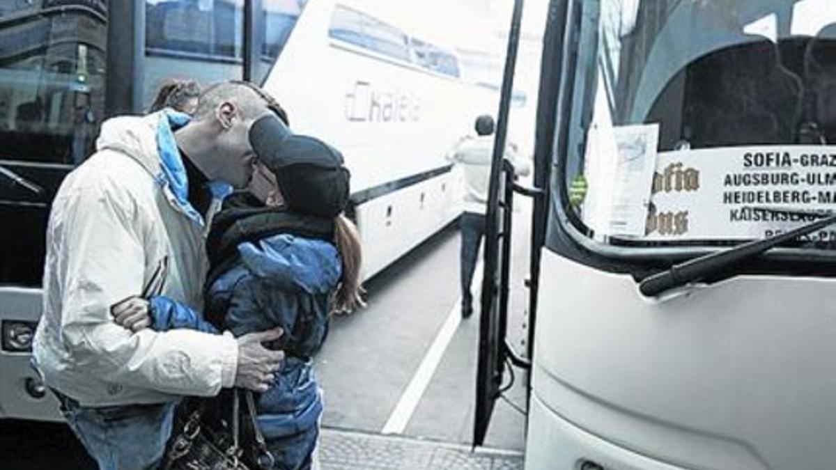 Despedida junto a un bus que va de Bulgaria a otros países de la UE.