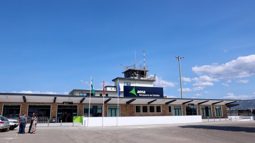 Piden al Gobierno que nombre Julio Romero al aeropuerto, mientras sigue pendiente que la estación sea Julio Anguita