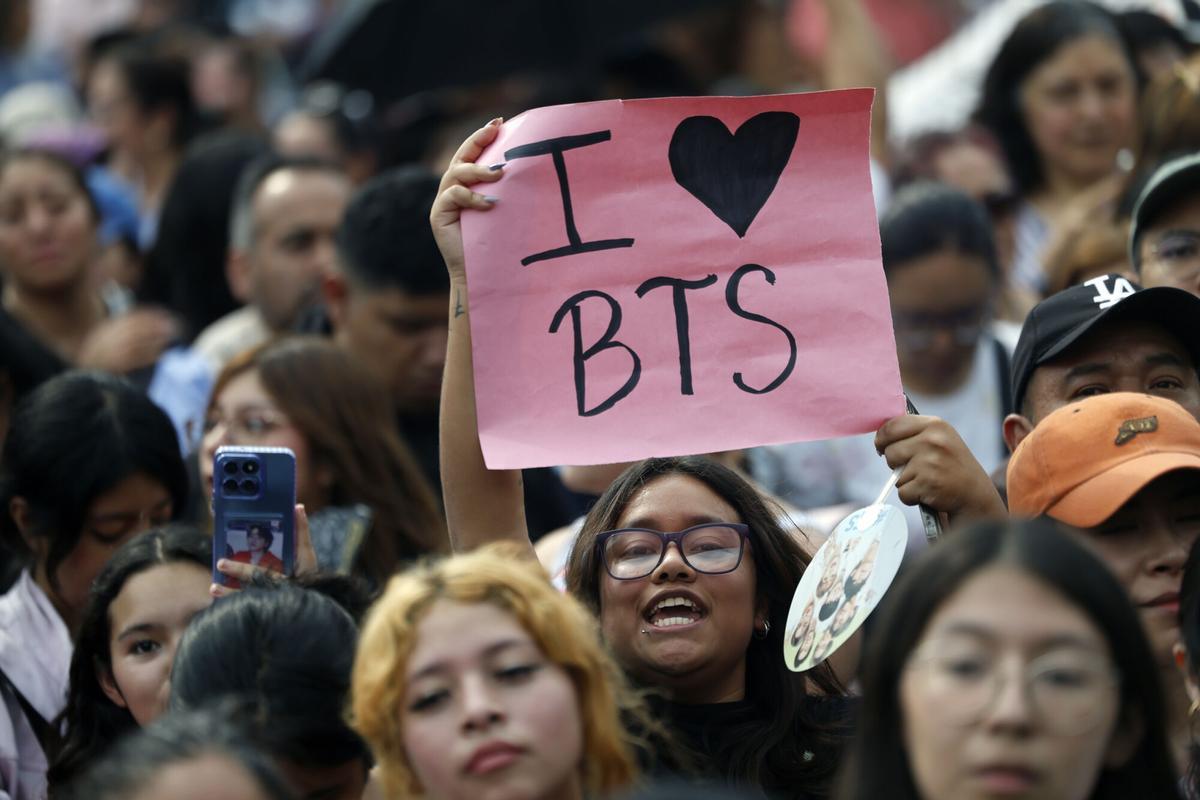 Una mujer sostiene un cartel durante la visita de los integrantes del grupo surcoreano de K-pop BTS este miércoles, en el Palacio Nacional de Ciudad de México (México). EFE/ Sáshenka Gutiérrez. ACOMPAÑA CRÓNICA: MÉXICO BTS MÚSICA