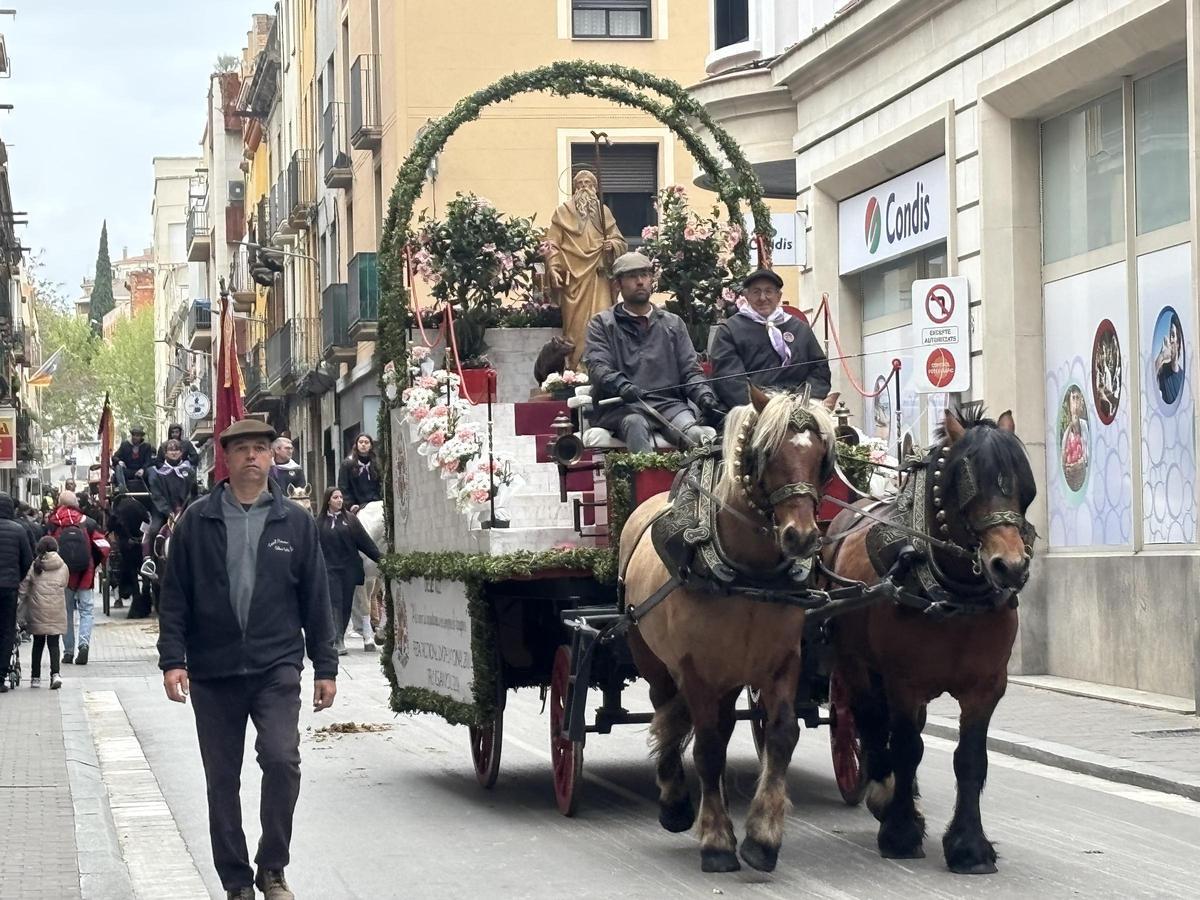 La imatge de Sant Antoni Abat ha encapçalat el seguici dels Tres Tombs pels carrers d’Igualada