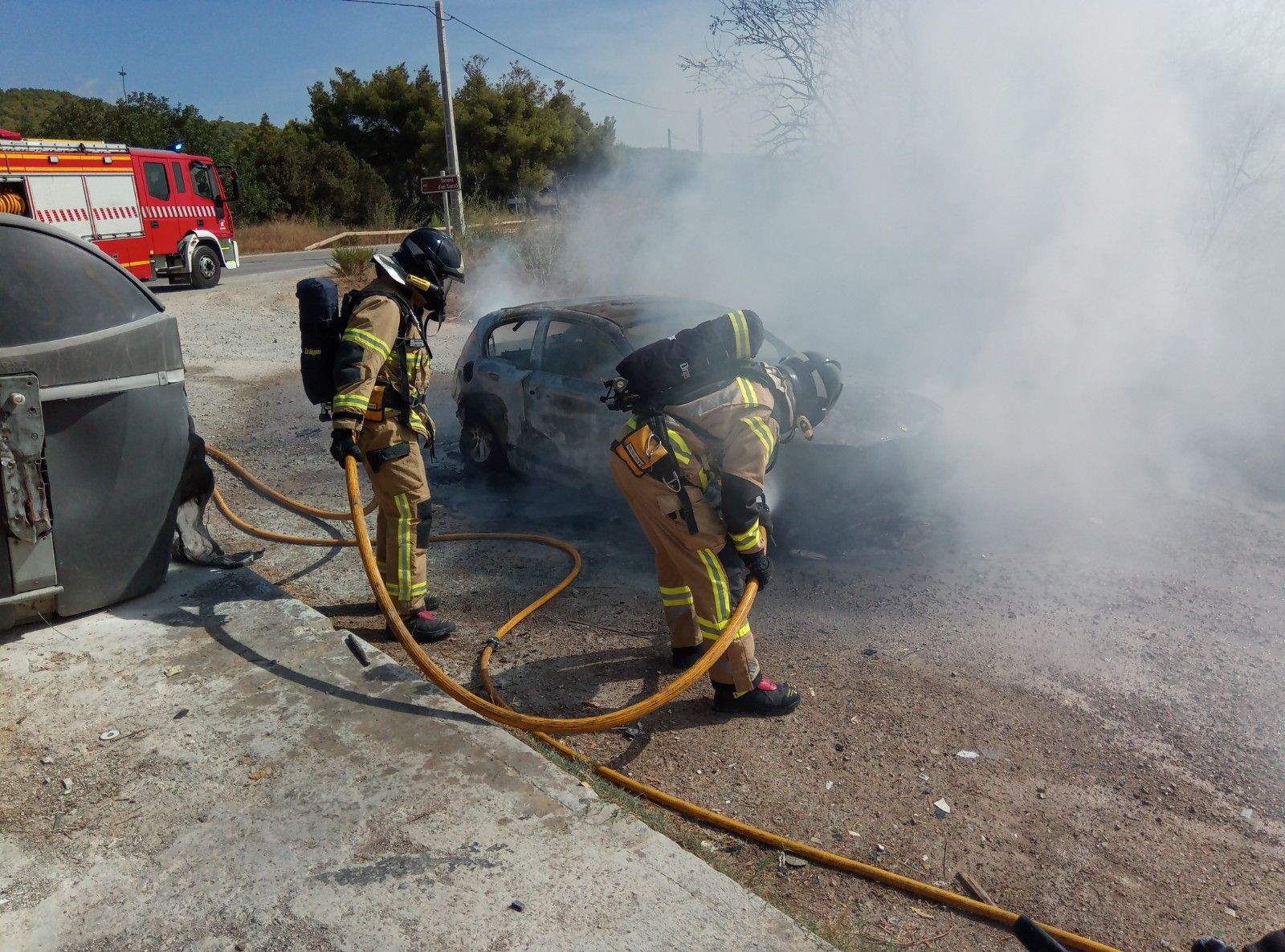 El incendio de un coche alcanza un torrente en Ibiza