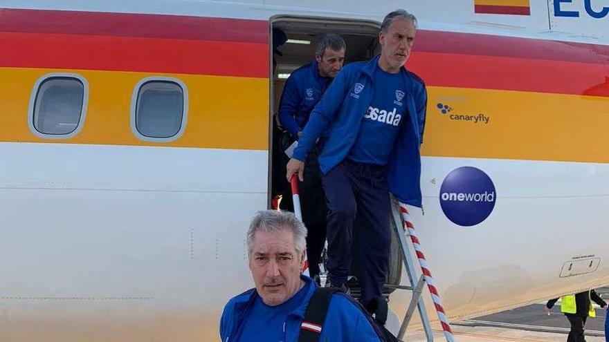 El entrenador del Marino, Oli, se baja del avión a la llegada del equipo a Melilla.