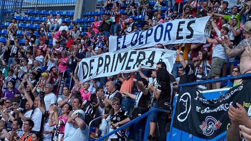 Aficionados de Unionistas despliegan una pancarta de apoyo al Deportivo en Riazor. |  // CEDIDA