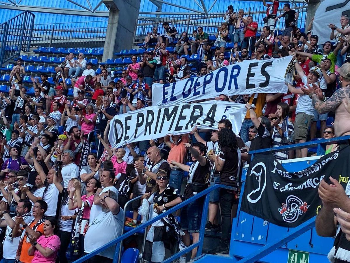 Aficionados de Unionistas despliegan una pancarta de apoyo al Deportivo en Riazor. |  // CEDIDA